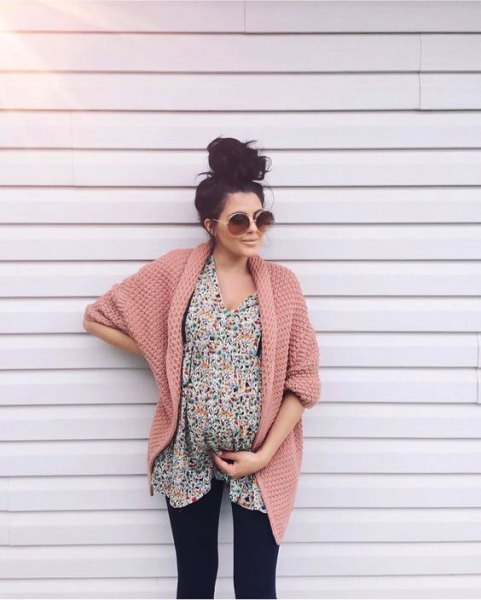 Light pink maternity cardigan made of crochet knit with a shift dress with a floral print