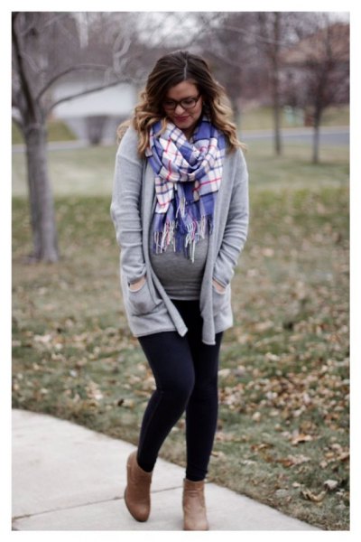 Relaxed fit gray cardigan with blue and white check fringe scarf