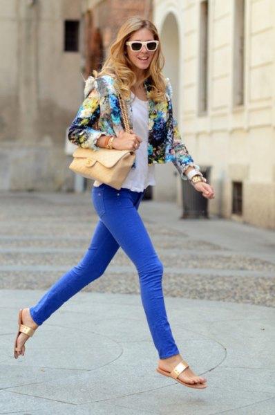 Cropped blazer with a floral pattern and royal blue skinny jeans