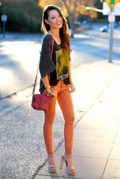 Gray t-shirt with wide sleeves and orange skinny jeans