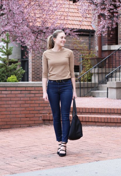 Pink cashmere sweater with half sleeves and blue jeans with a high waist