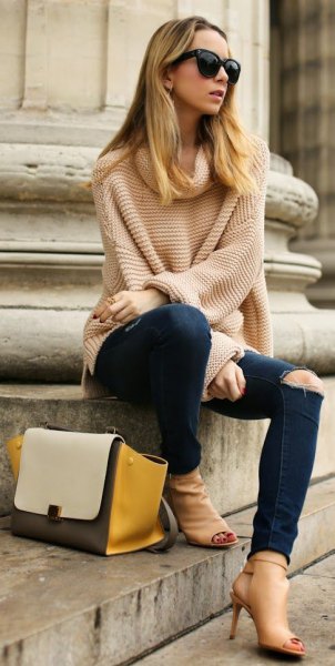 Light pink oversized knit sweater with ripped dark jeans