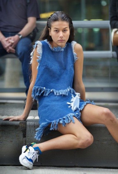 Two-piece mini dress with fringes and shoes with two-tone white and blue denim details