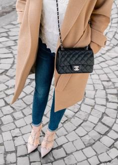 Long crepe wool coat with black quilted small leather handbag