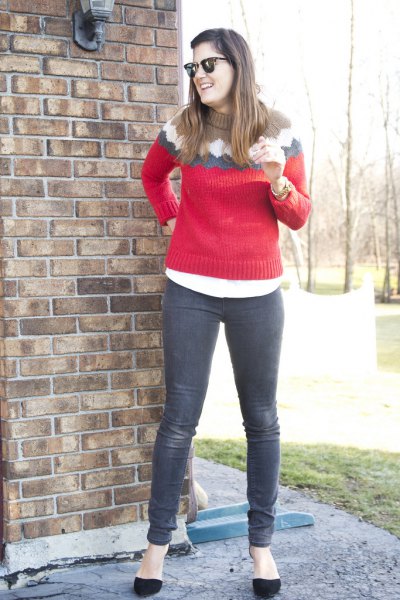 Red knit sweater with gray jeans and black ballerinas