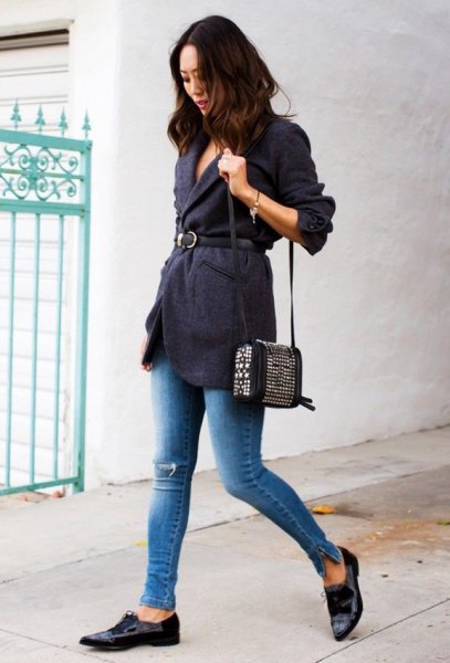 Gray blazer with three-quarter sleeves and belt and skinny jeans