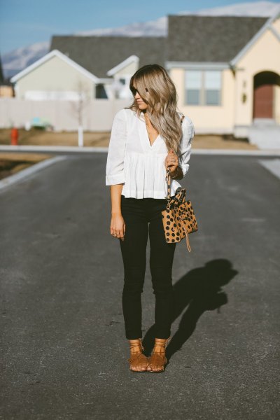 White V-neck blouse with half sleeves, peplum and black skinny jeans