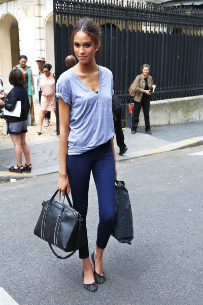 Sky blue V-neck t-shirt and cropped high-rise jeans
