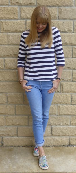 Black and white three-quarter sleeve t-shirt paired with light blue
pull-on skinny jeans