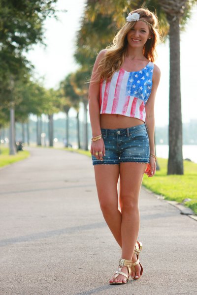 Cropped tank top with American flag print, denim shorts and gold sandals