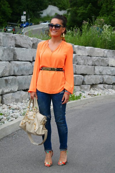 Long blouse with wide sleeves and belt and dark blue slim-fit
jeans