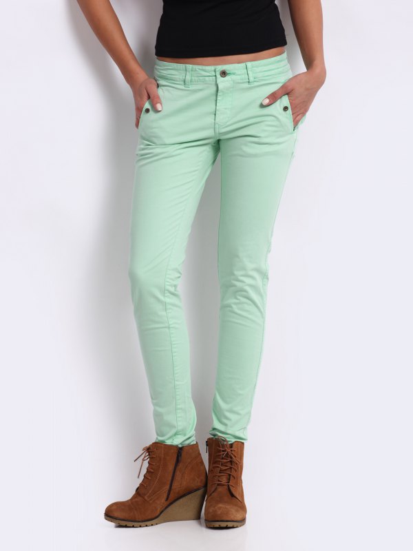 The best outfit ideas for slim fit chinos for women
