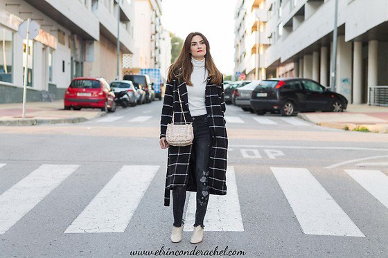 Black and white checked long wool coat with a white stand-up collar
sweater