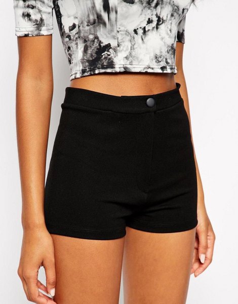 Black and white printed cropped t-shirt with high-rise mini stretch shorts