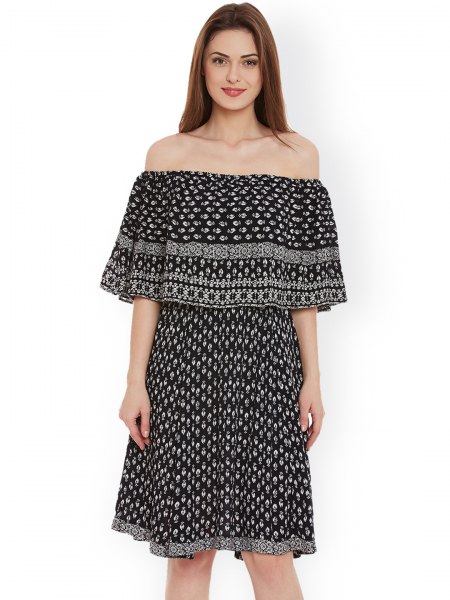 Off-the-shoulder, knee-length dress with a black and white tribal print