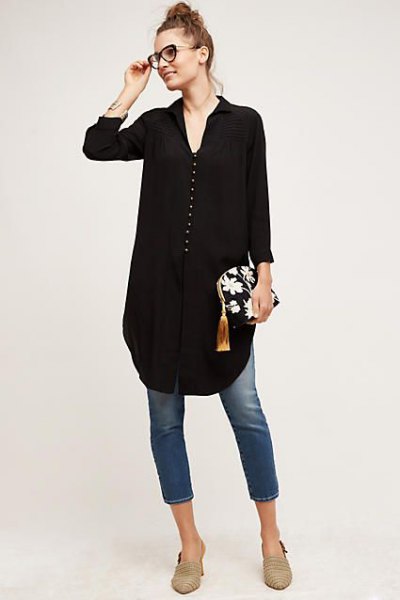 Black tunic blouse with a button placket at the front, a V-neckline and cropped skinny jeans