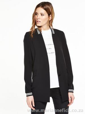 Casual black blazer with relaxed fit white t-shirt