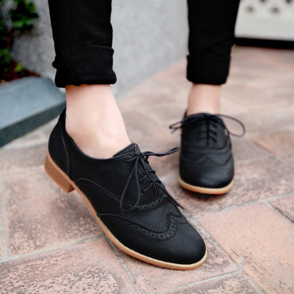 Cuffed black skinny jeans and matching suede oxford shoes
