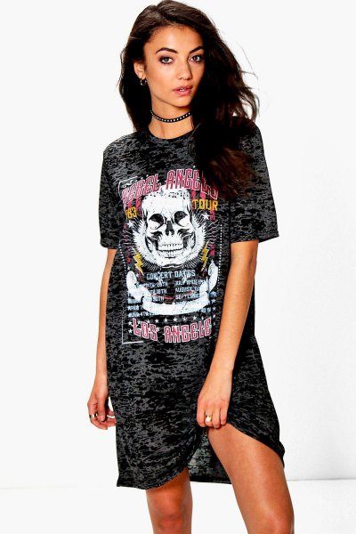 Black graphic oversized t-shirt dress with choker and sneakers