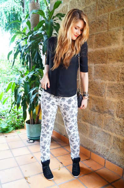 Black half-sleeved fitted sweater with white-pink printed relaxed pants