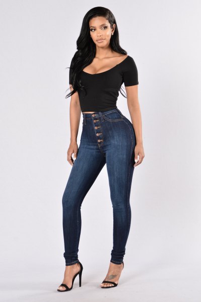 Black bodycon cropped t-shirt with scoop neck and skinny jeans