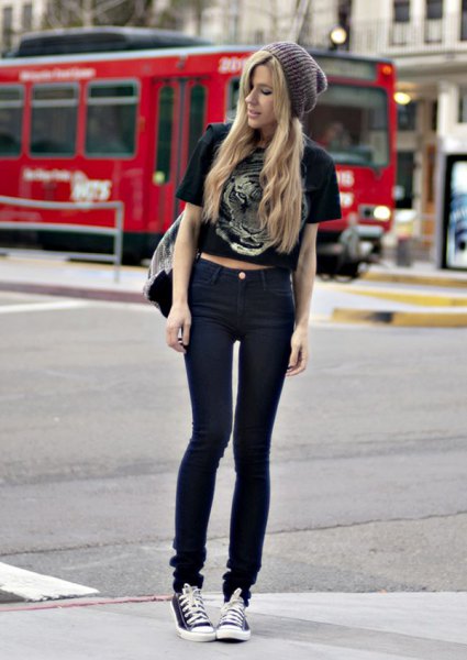 Black short sleeve printed cropped t-shirt with skinny jeans