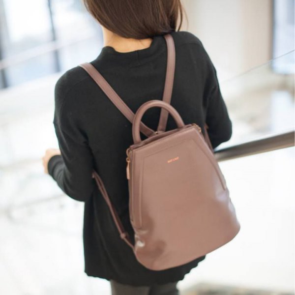 Black sweater with gray skinny jeans and pink leather handbag