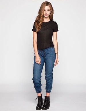 Black t-shirt with cropped dark blue jogger jeans