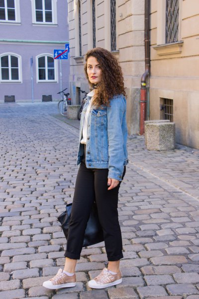 Blue boyfriend denim jacket with black cuffed skinny jeans and low top sneakers