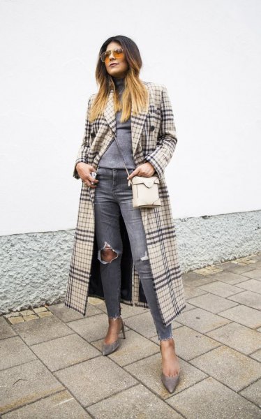 Pair with a pink and black maxi plaid coat and gray ripped knee
jeans to complement