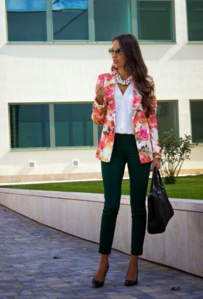 Blush pink blazer with white linen button down shirt and black ankle jeans