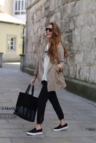 Casual blush pink blazer paired with black cropped jeans and canvas slip-on shoes