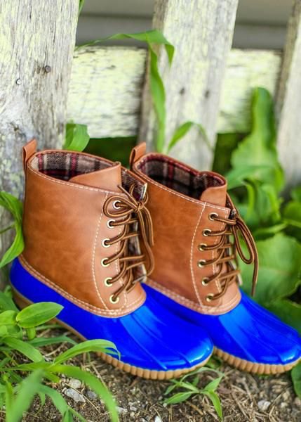 Brown and royal blue color block ankle boots with skinny jeans