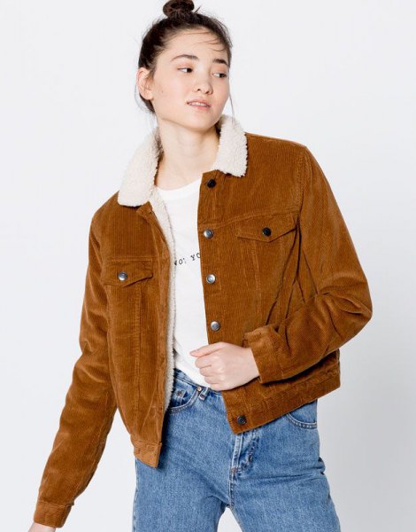 Brown corduroy blazer with faux fur collar and mom jeans