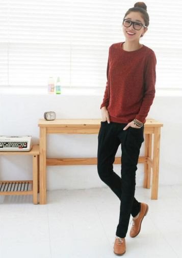 Brown knit sweater with black skinny jeans and brown evening shoes