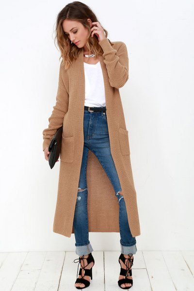 Brown maxi sweater cardigan with blue jeans with high waist and cuffs