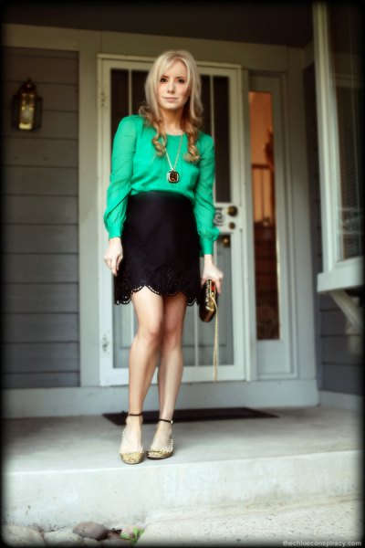 Buttonless blouse with black mini skirt with high waist and scalloped hem