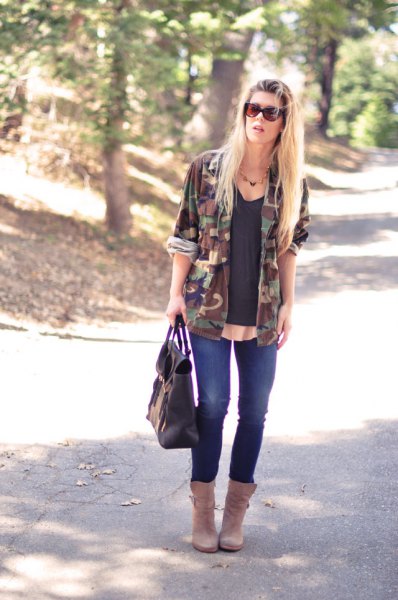 Camo windbreaker with black scoop neck tank top and blue skinny jeans