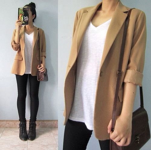Casual blazer with white relaxed fit V-neck t-shirt and black skinny jeans