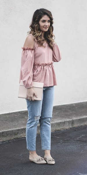 Off the shoulder pale pink peplum top with light blue skinny jeans
