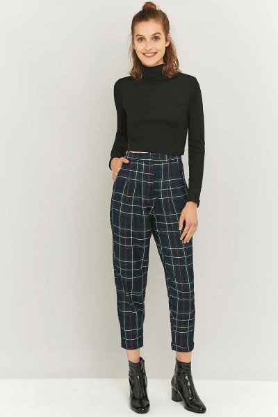 A cropped sweater with a stand-up collar and black and white
checked trousers go well with this