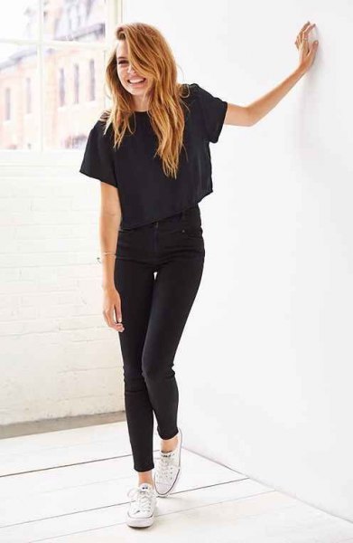 Cropped t-shirt with black ankle-high jeans