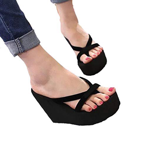 dark blue drainpipe jeans with cuffs and black flip-flops with high heels