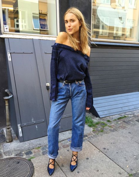 Dark blue, off-the-shoulder blouse with jeans with cuffs and strappy sandals