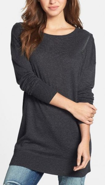 Dark gray long tunic sweatshirt with skinny jeans