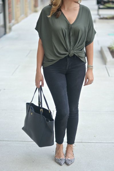 Dark gray knotted V-neck top paired with black skinny jeans