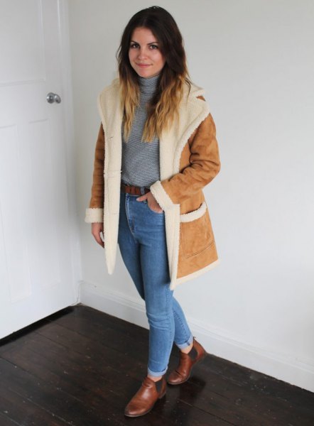 Suede coat with faux fur collar and blue mom jeans