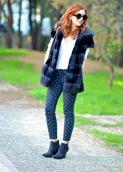 Short-sleeved faux fur coat with black and white polka dot cropped leggings