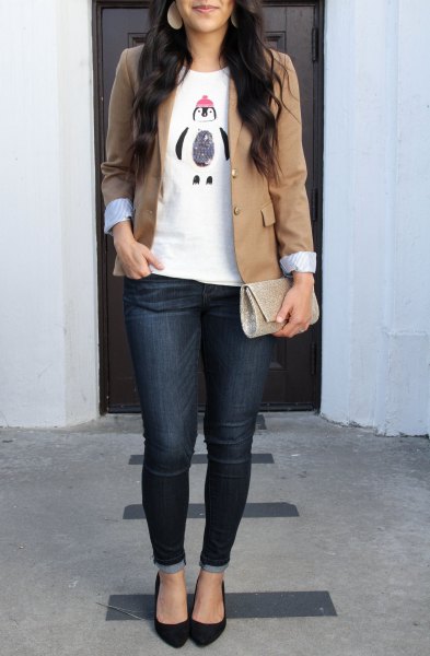 Fitted jacket with a white printed t-shirt and dark blue skinny jeans