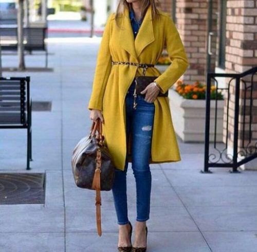 Long-cut yellow coat with a fleece belt and blue ankle-length skinny jeans